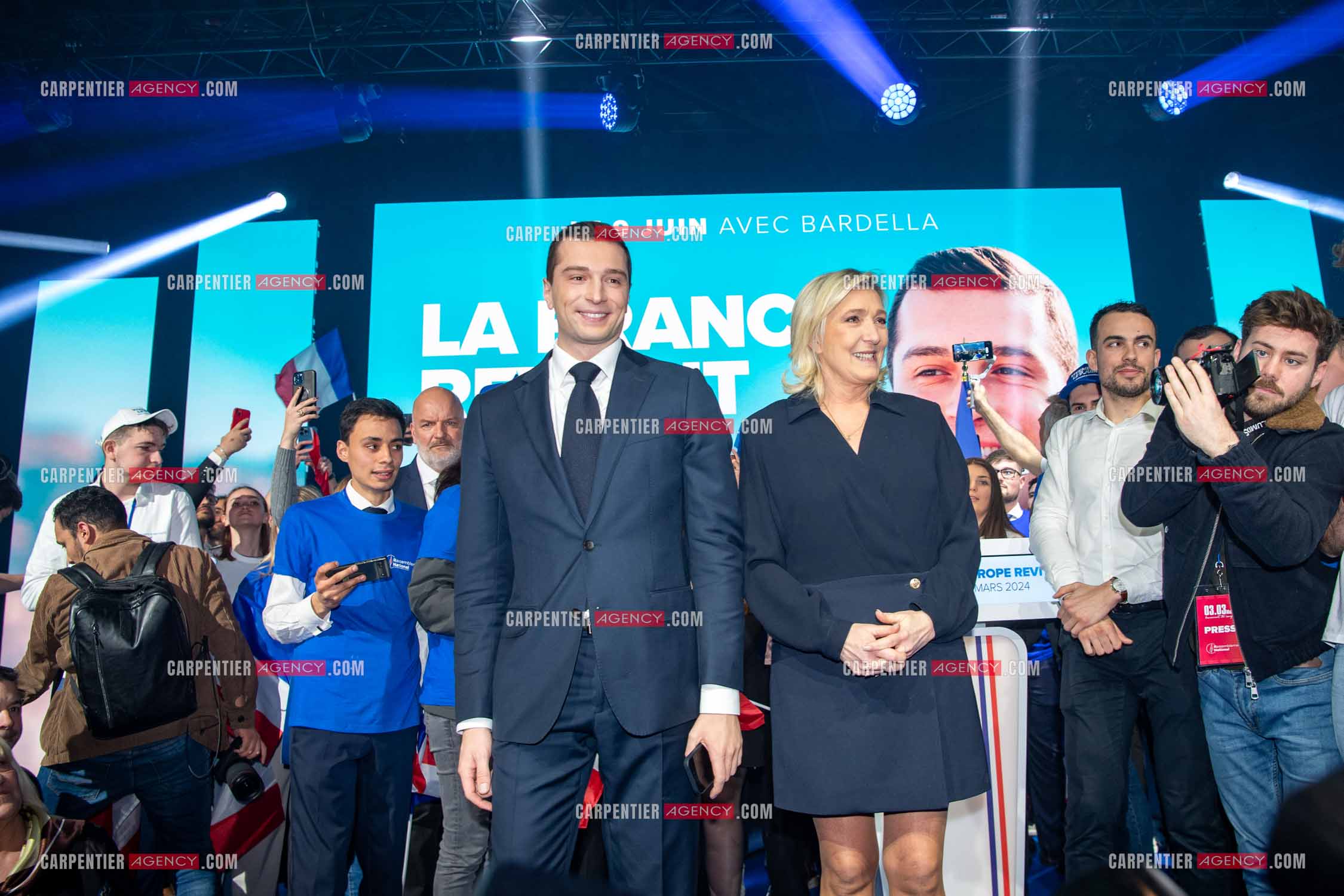 Le président du Rassemblement National Jordan Bardella et Marine Le Pen devant plus de 6000 personnes au parc Chanot à Marseille pour le début de la campagne des élections européennes 2024.