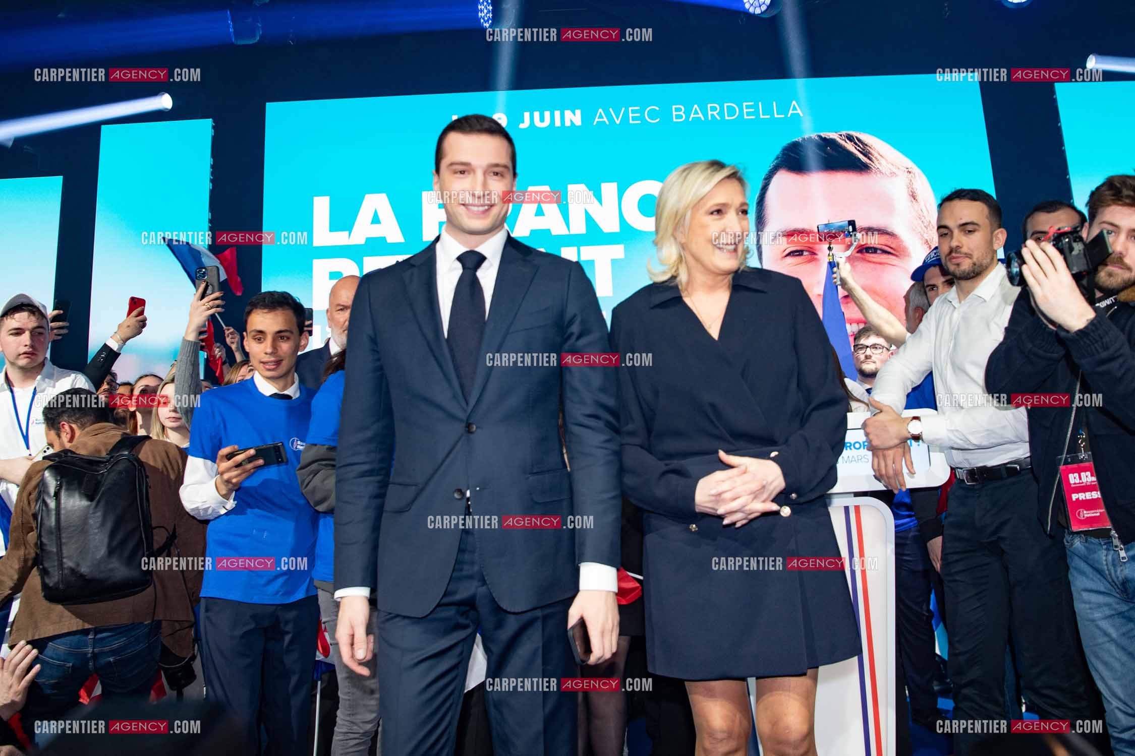 Le président du Rassemblement National Jordan Bardella et Marine Le Pen devant plus de 6000 personnes au parc Chanot à Marseille pour le début de la campagne des élections européennes 2024.