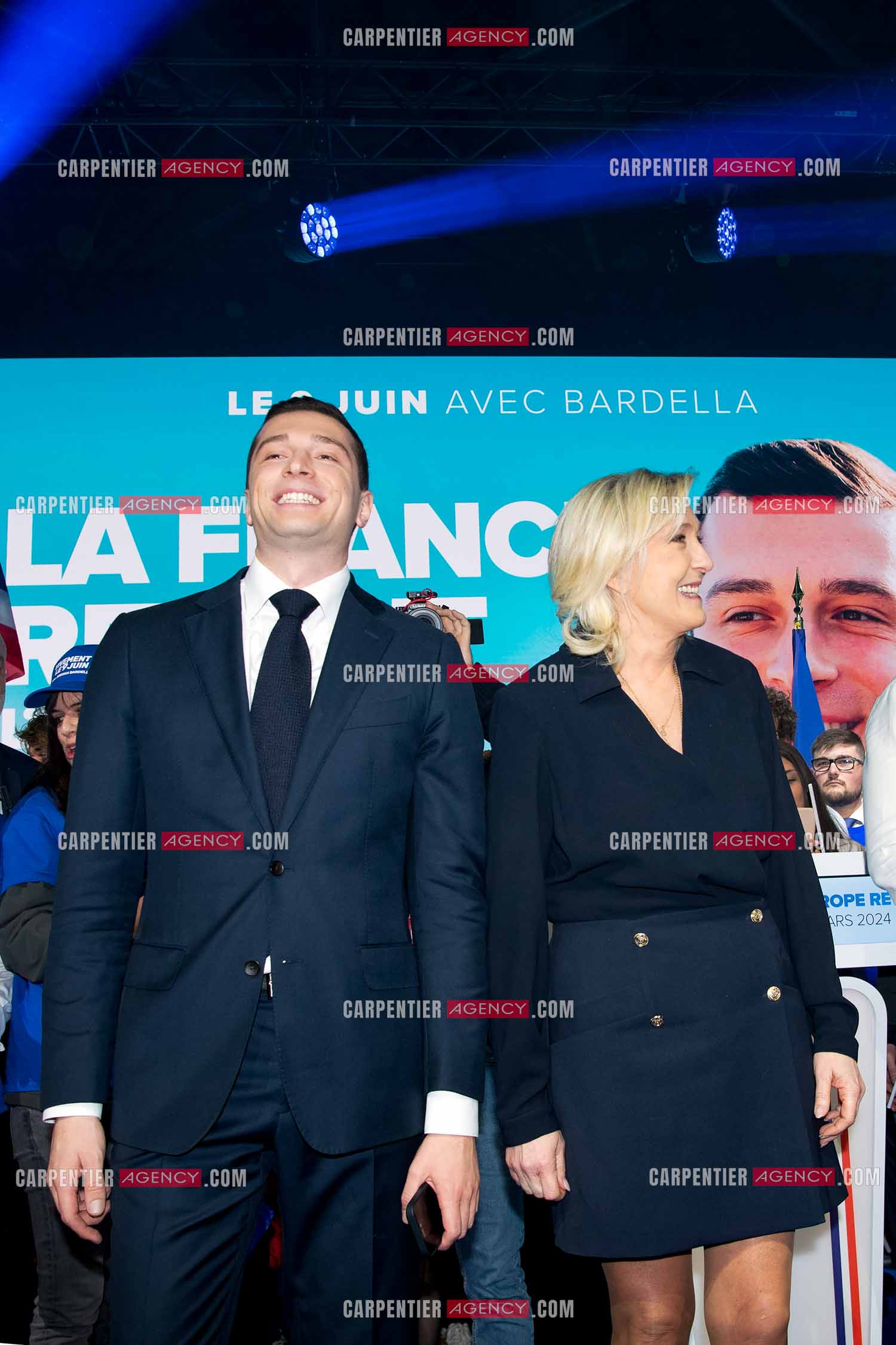 Le président du Rassemblement National Jordan Bardella et Marine Le Pen devant plus de 6000 personnes au parc Chanot à Marseille pour le début de la campagne des élections européennes 2024.