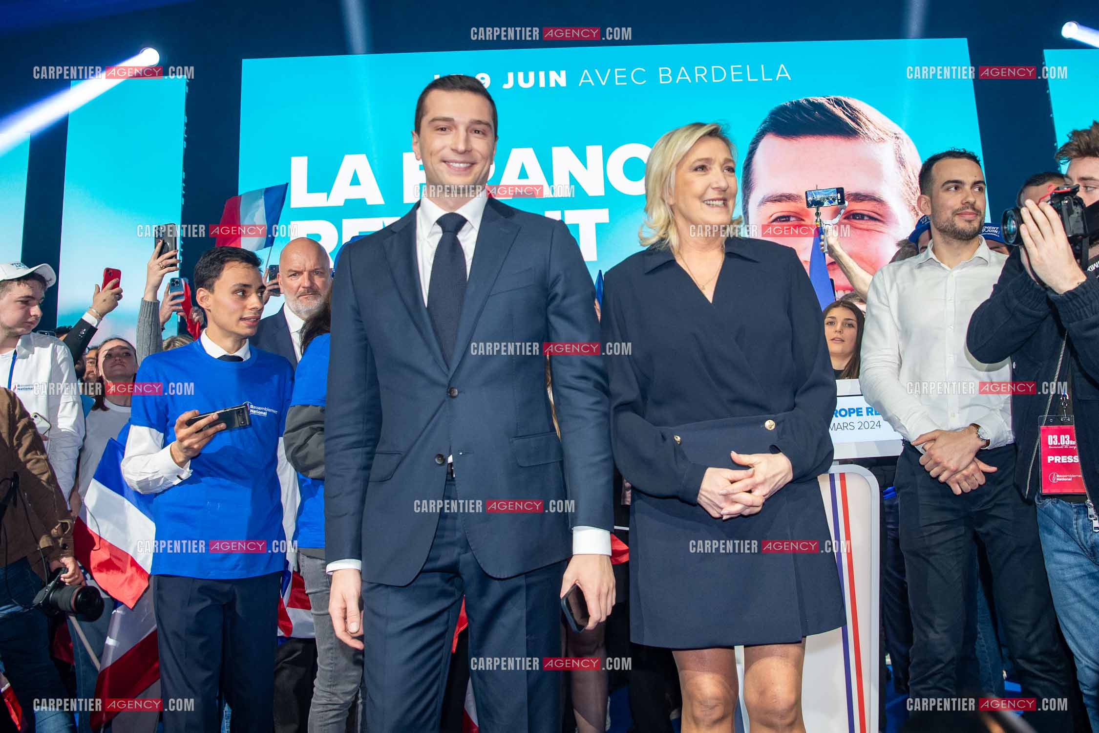 Le président du Rassemblement National Jordan Bardella et Marine Le Pen devant plus de 6000 personnes au parc Chanot à Marseille pour le début de la campagne des élections européennes 2024.