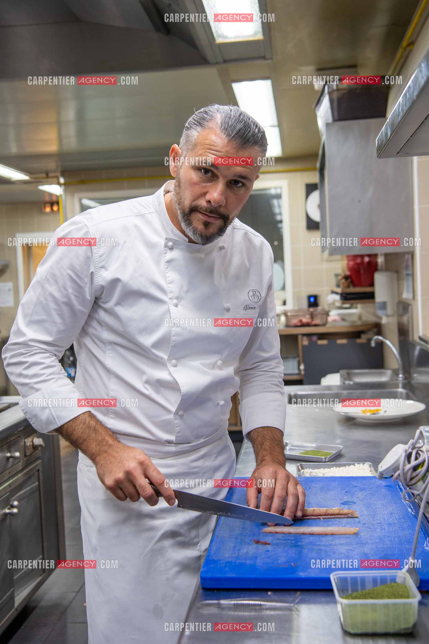 Le chef 3 étoiles Glenn Viel nous fait découvrir son restaurant “L'Ousteau de Baumanière“ situé aux Baux-de-Provence dans les Bouches du Rhône. Présentation des lieux, de sa brigade, ainsi que les cuisines et sa salle.   ( Exclusif )