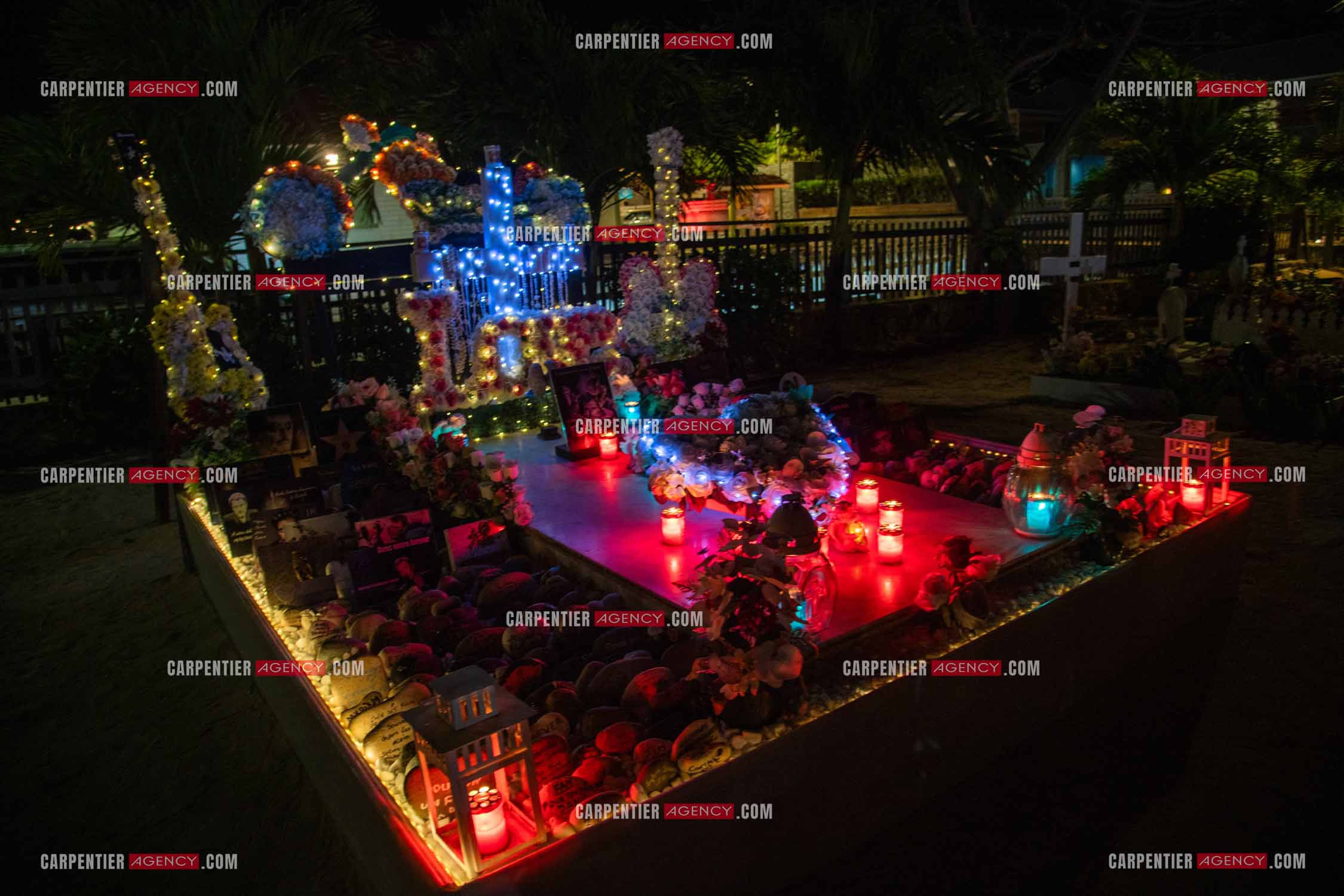 La sépulture du chanteur Johnny Hallyday, située dans le cimetière marin de Lorient sur l'île de Saint-Barthélemy (Antilles françaises), ornée de fleurs et d'hommages de fans.