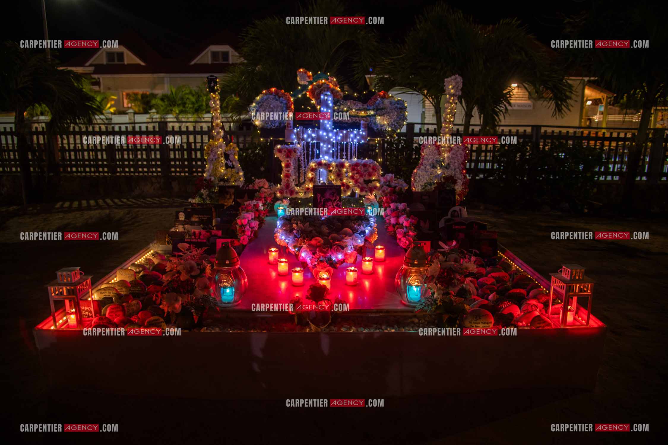 La sépulture du chanteur Johnny Hallyday, située dans le cimetière marin de Lorient sur l'île de Saint-Barthélemy (Antilles françaises), ornée de fleurs et d'hommages de fans.