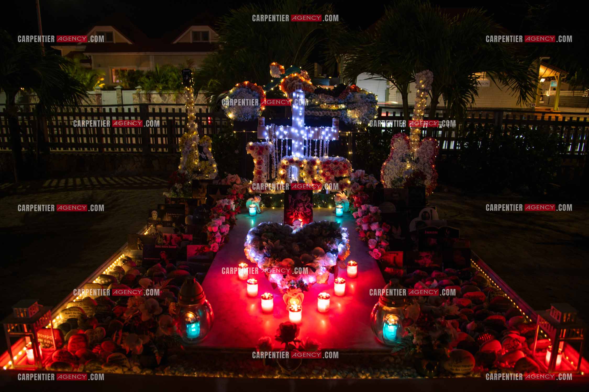 La sépulture du chanteur Johnny Hallyday, située dans le cimetière marin de Lorient sur l'île de Saint-Barthélemy (Antilles françaises), ornée de fleurs et d'hommages de fans.