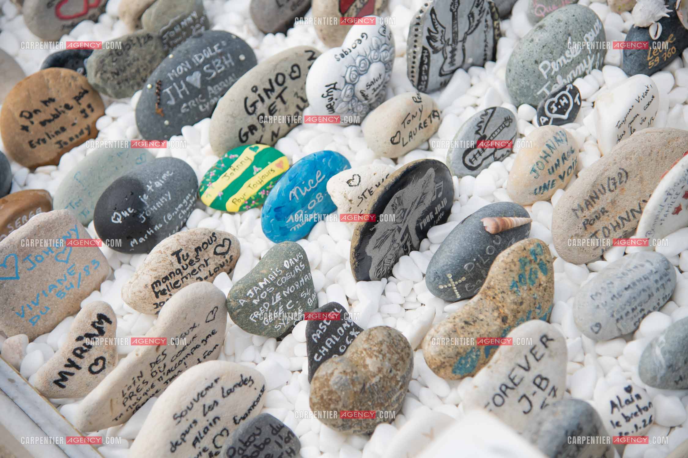 La sépulture du chanteur Johnny Hallyday, située dans le cimetière marin de Lorient sur l'île de Saint-Barthélemy (Antilles françaises), ornée de fleurs et d'hommages de fans.