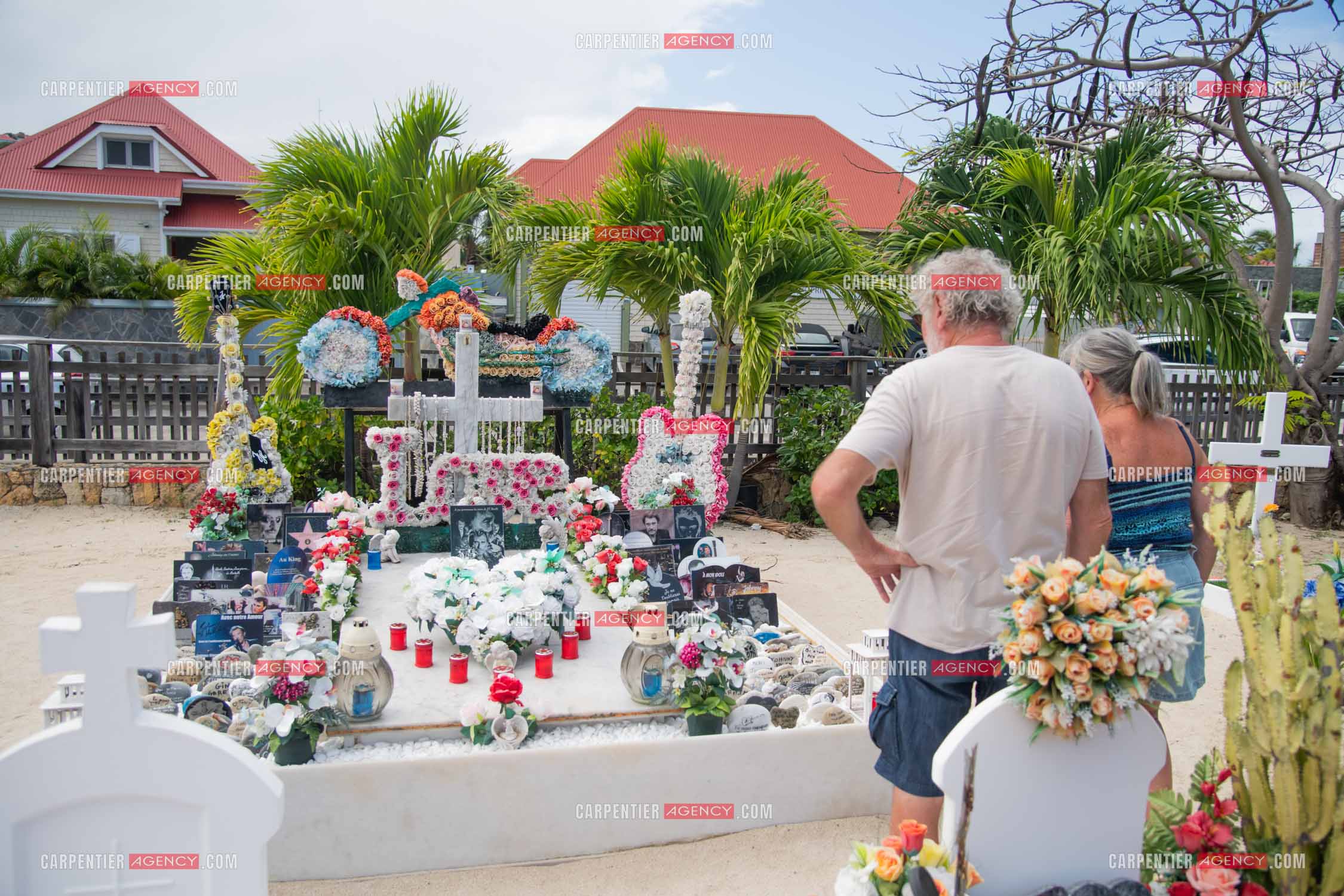La sépulture du chanteur Johnny Hallyday, située dans le cimetière marin de Lorient sur l'île de Saint-Barthélemy (Antilles françaises), ornée de fleurs et d'hommages de fans.
