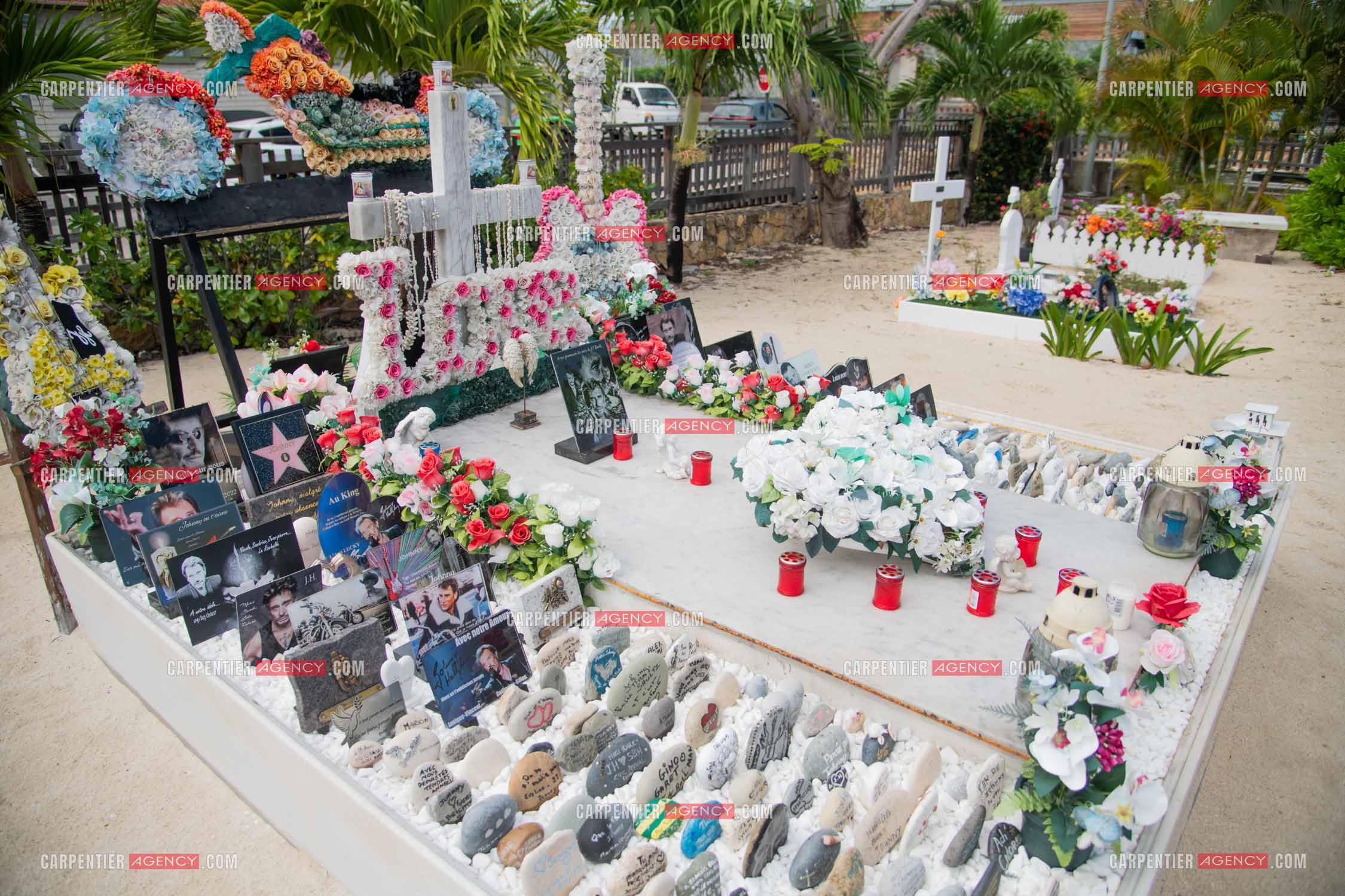 La sépulture du chanteur Johnny Hallyday, située dans le cimetière marin de Lorient sur l'île de Saint-Barthélemy (Antilles françaises), ornée de fleurs et d'hommages de fans.