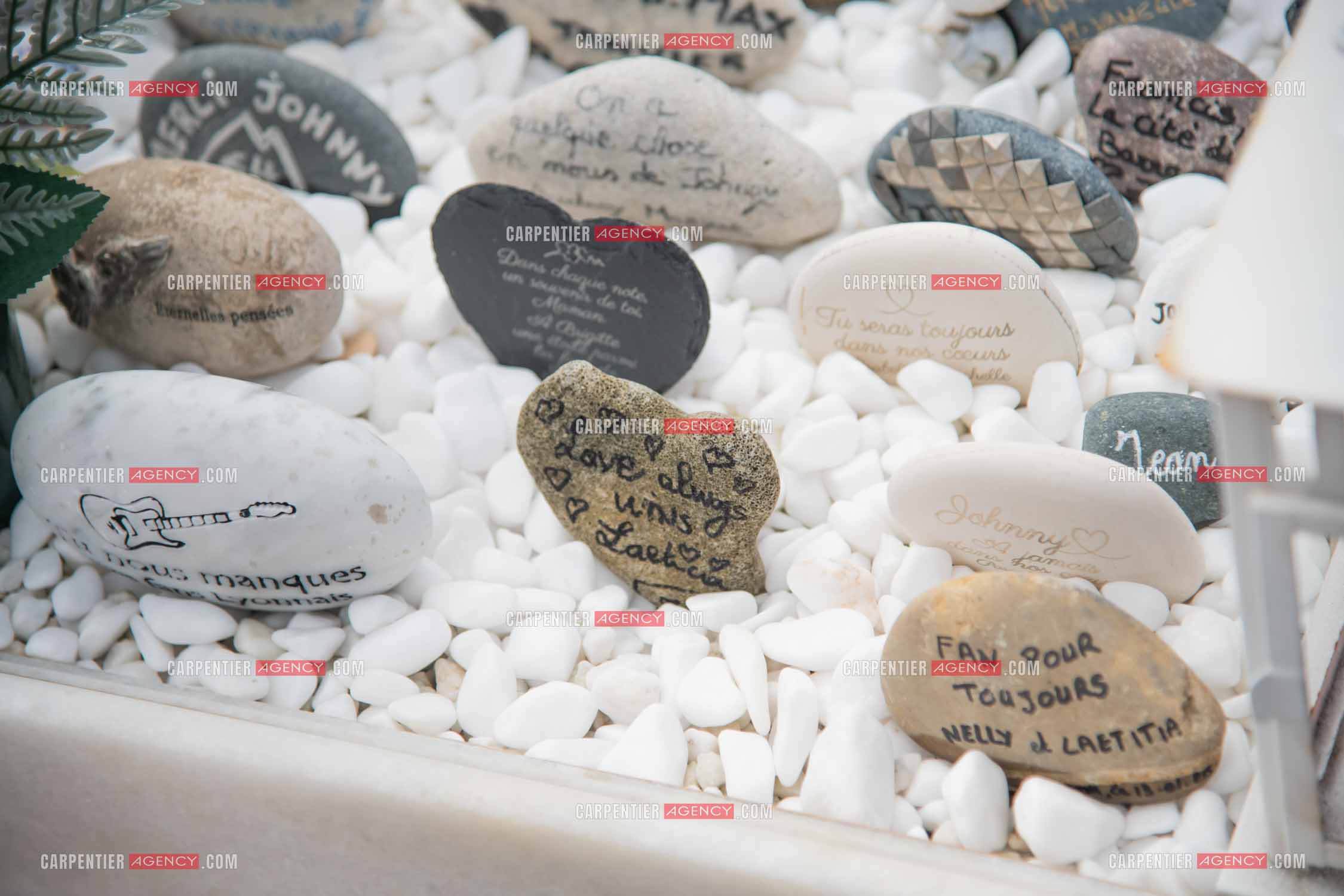 La sépulture du chanteur Johnny Hallyday, située dans le cimetière marin de Lorient sur l'île de Saint-Barthélemy (Antilles françaises), ornée de fleurs et d'hommages de fans.