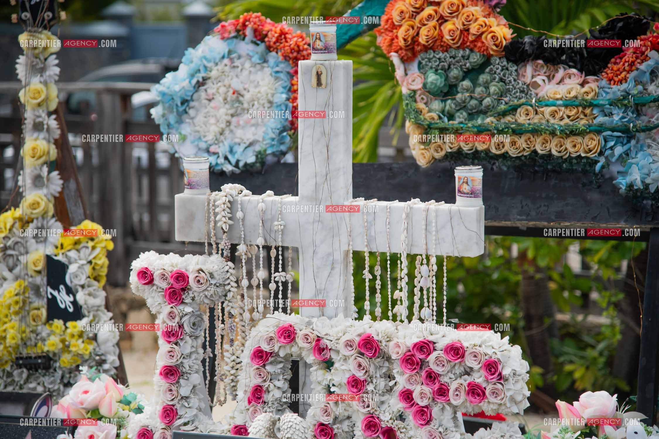 La sépulture du chanteur Johnny Hallyday, située dans le cimetière marin de Lorient sur l'île de Saint-Barthélemy (Antilles françaises), ornée de fleurs et d'hommages de fans.