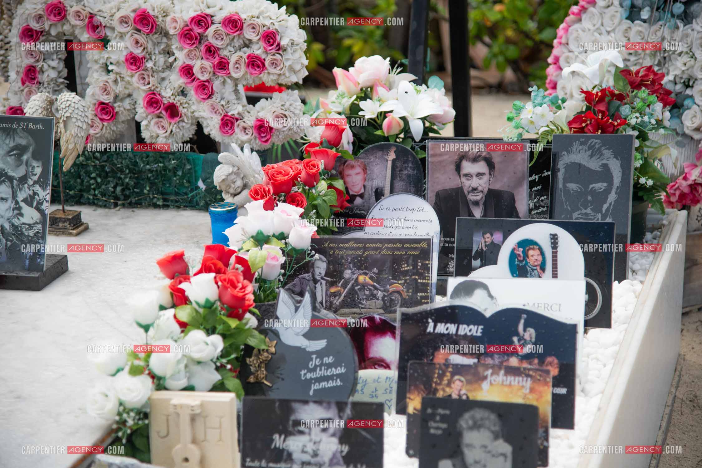 La sépulture du chanteur Johnny Hallyday, située dans le cimetière marin de Lorient sur l'île de Saint-Barthélemy (Antilles françaises), ornée de fleurs et d'hommages de fans.