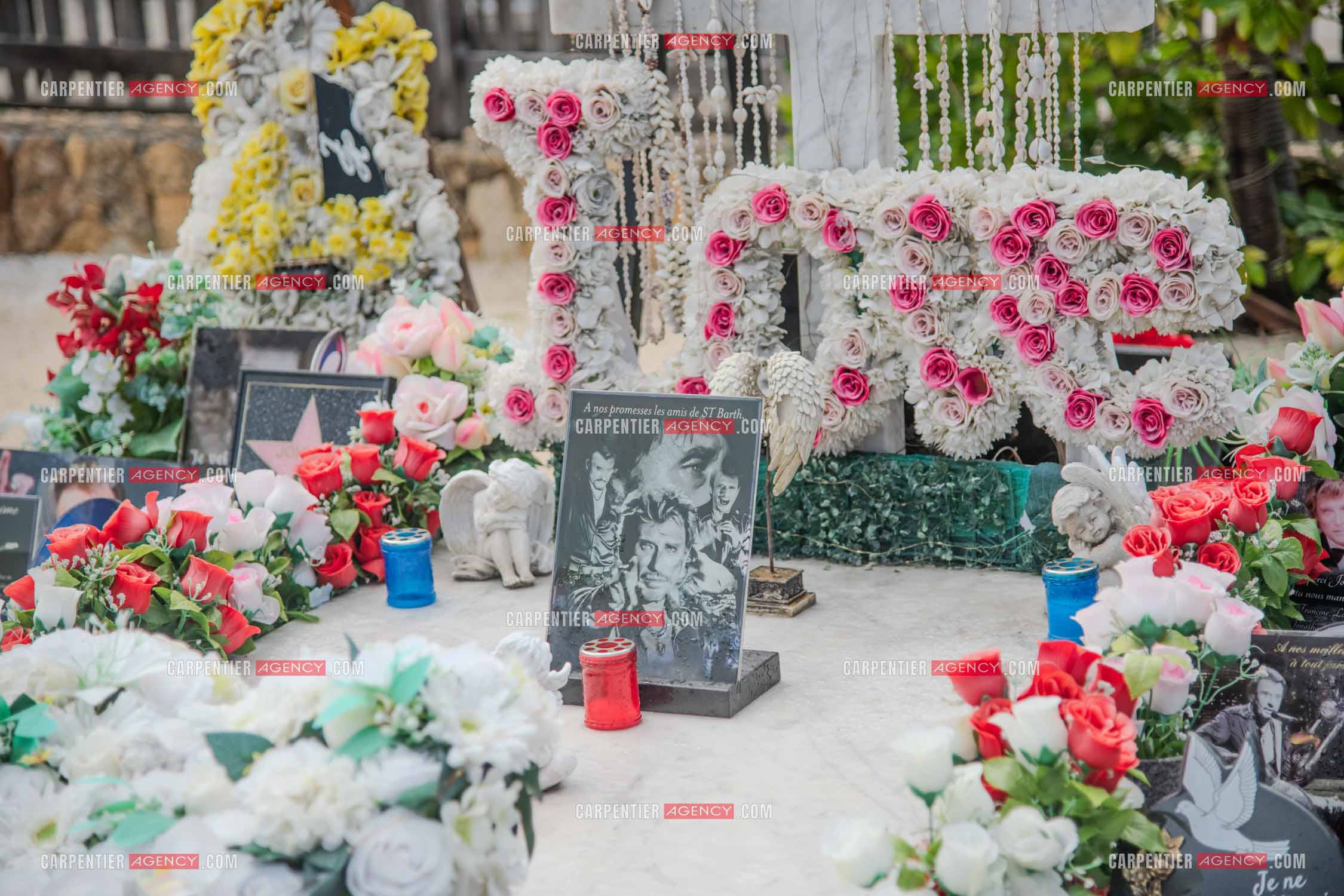 La sépulture du chanteur Johnny Hallyday, située dans le cimetière marin de Lorient sur l'île de Saint-Barthélemy (Antilles françaises), ornée de fleurs et d'hommages de fans.