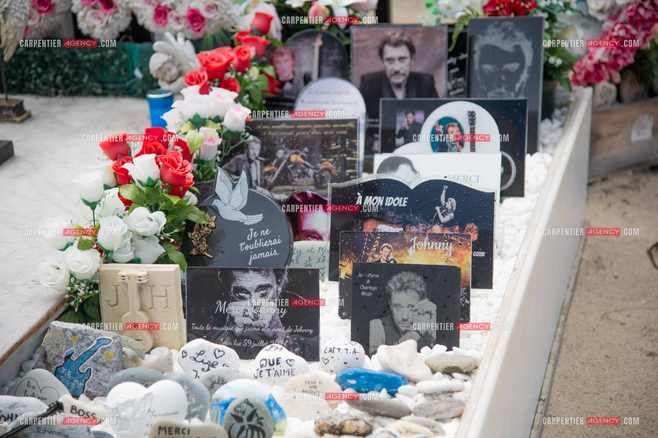 La sépulture du chanteur Johnny Hallyday, située dans le cimetière marin de Lorient sur l'île de Saint-Barthélemy (Antilles françaises), ornée de fleurs et d'hommages de fans.