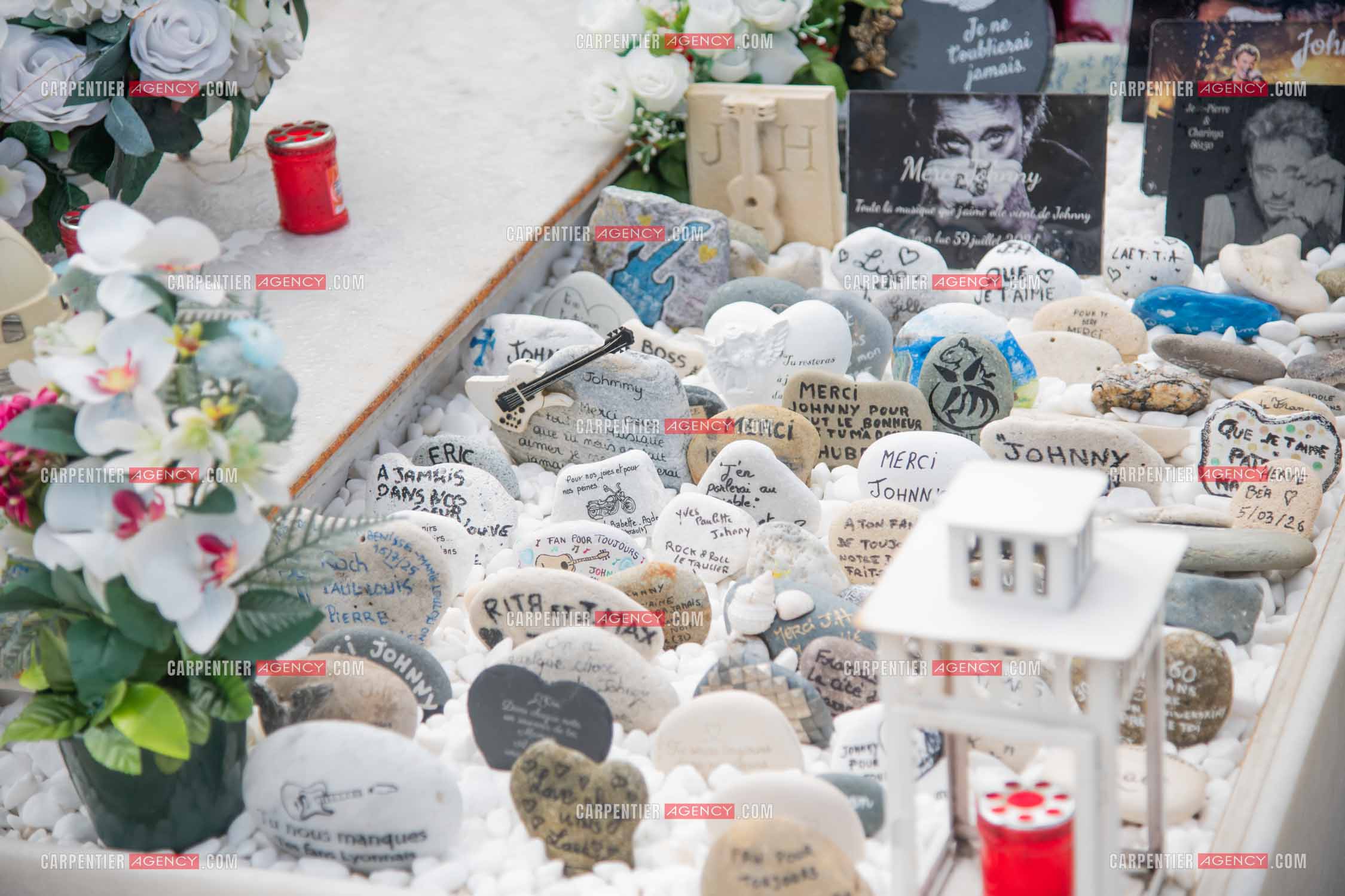 La sépulture du chanteur Johnny Hallyday, située dans le cimetière marin de Lorient sur l'île de Saint-Barthélemy (Antilles françaises), ornée de fleurs et d'hommages de fans.