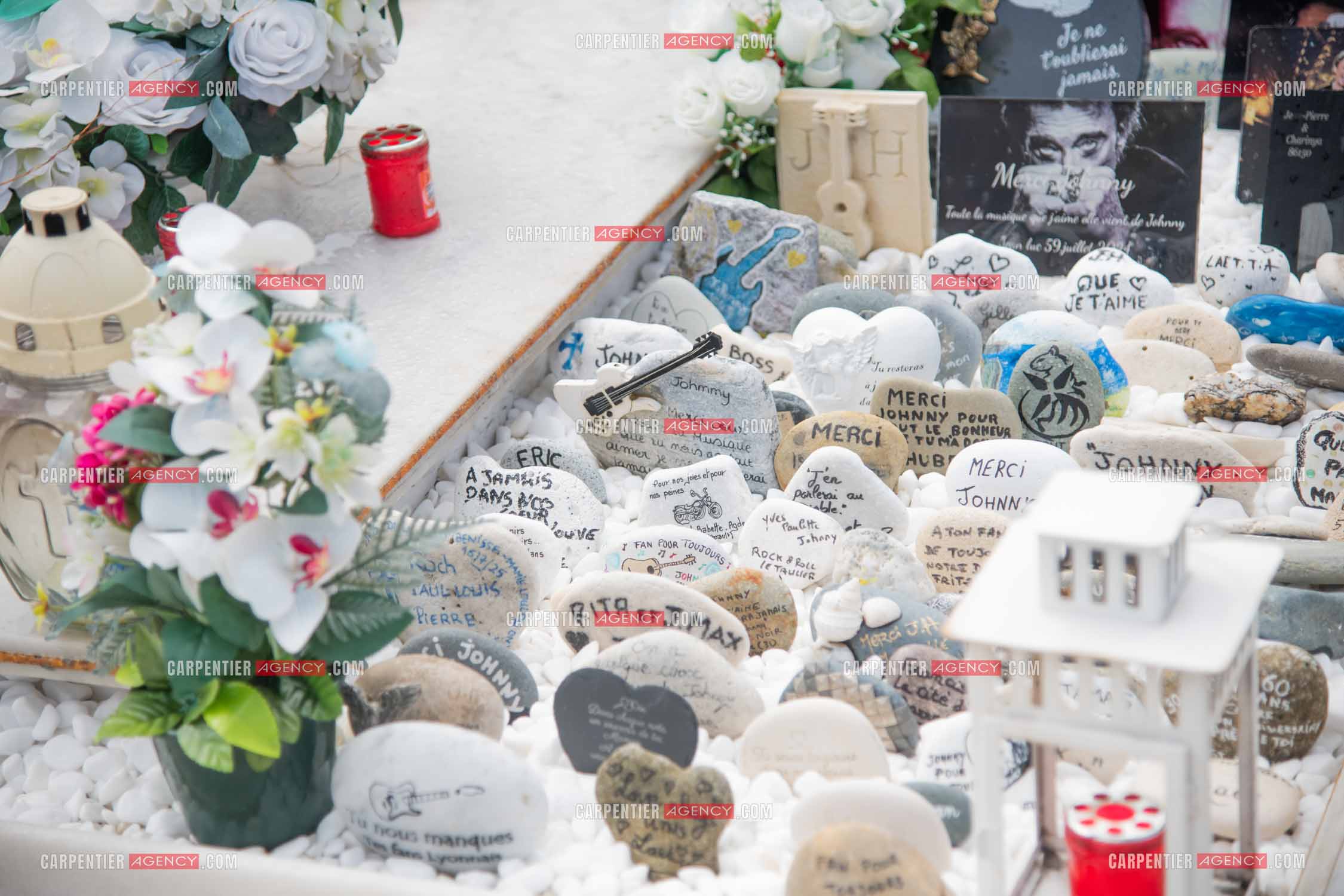La sépulture du chanteur Johnny Hallyday, située dans le cimetière marin de Lorient sur l'île de Saint-Barthélemy (Antilles françaises), ornée de fleurs et d'hommages de fans.