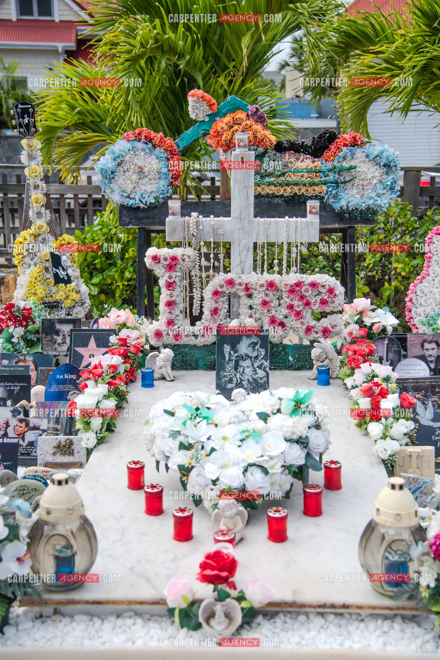 La sépulture du chanteur Johnny Hallyday, située dans le cimetière marin de Lorient sur l'île de Saint-Barthélemy (Antilles françaises), ornée de fleurs et d'hommages de fans.