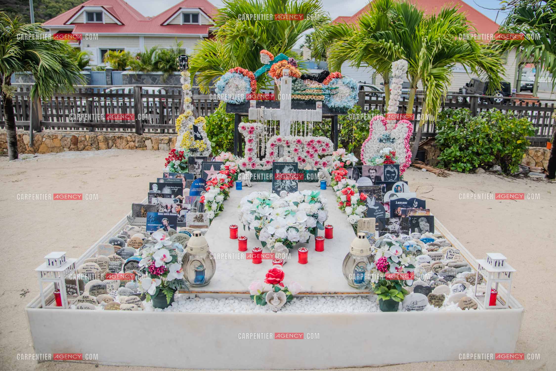 La sépulture du chanteur Johnny Hallyday, située dans le cimetière marin de Lorient sur l'île de Saint-Barthélemy (Antilles françaises), ornée de fleurs et d'hommages de fans.