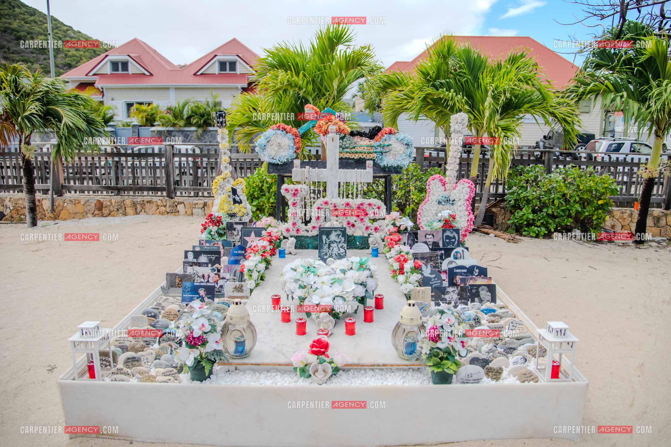 La sépulture du chanteur Johnny Hallyday, située dans le cimetière marin de Lorient sur l'île de Saint-Barthélemy (Antilles françaises), ornée de fleurs et d'hommages de fans.