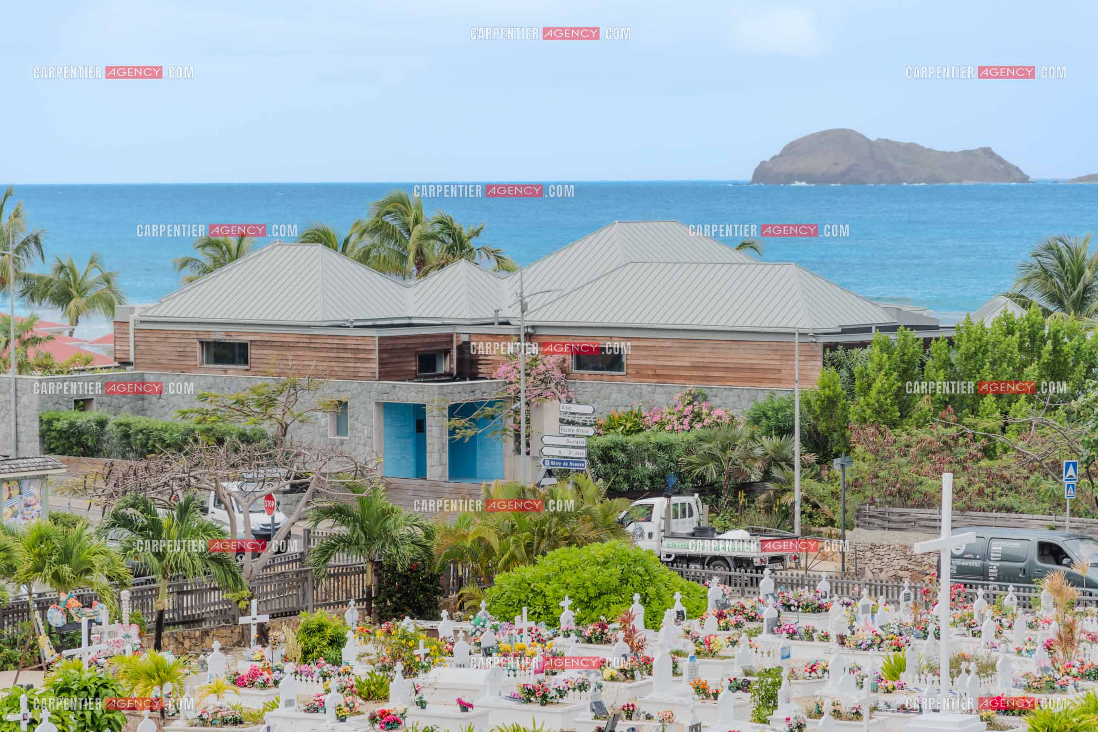 La sépulture du chanteur Johnny Hallyday, située dans le cimetière marin de Lorient sur l'île de Saint-Barthélemy (Antilles françaises), ornée de fleurs et d'hommages de fans.