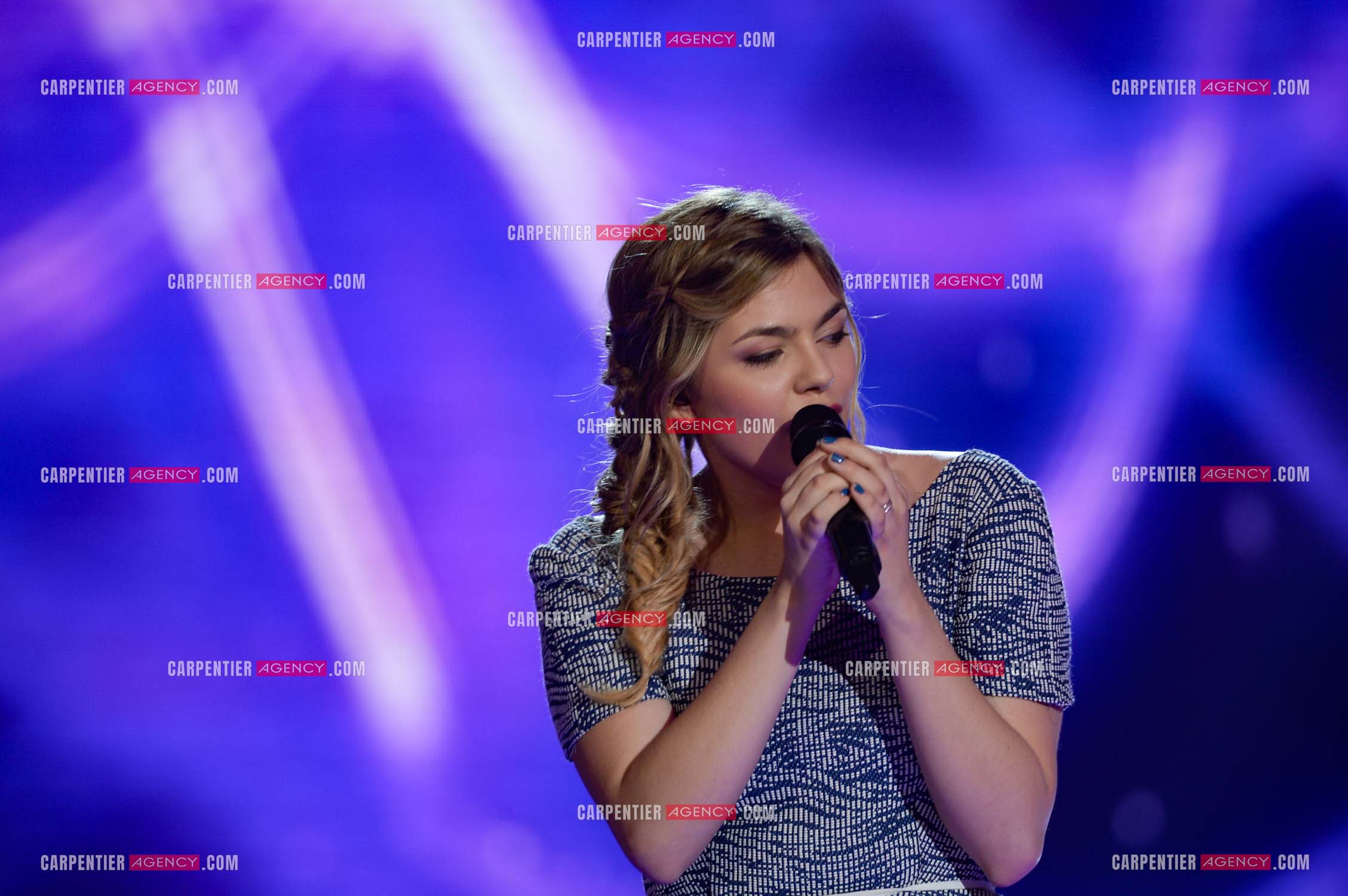 La chanteuse Anne Peichert, dite Louane lors d'un passage sur le plateau de The Voice pour la promo de son album “Chambre 12“.  ( Exclusif )